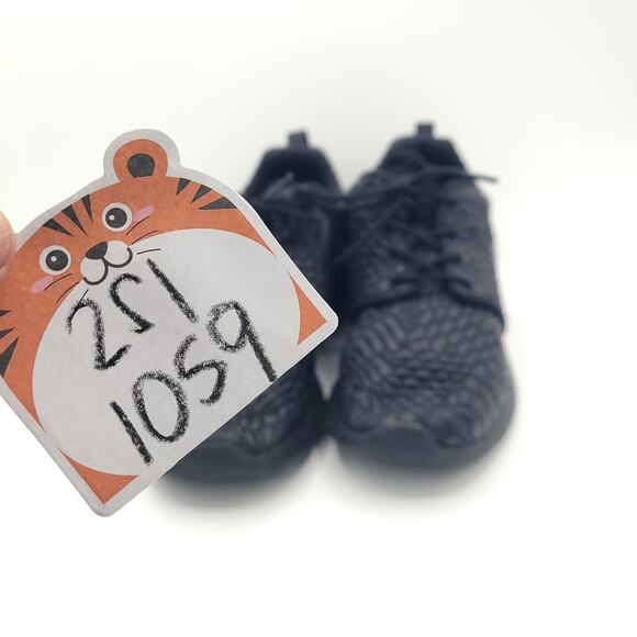 Nike Roshe One DMB Triple Black 807460-001 women's size 7 - Picture 8 of 9